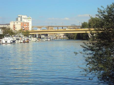 Le pont de Nogent-sur-Marne vu depuis la rive de Champigny, à l'arrière plan le Viaduc de Nogent