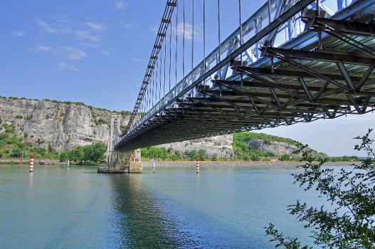 Pont routier suspendu qui relie Donzère (Drôme) à Viviers (Ardèche)