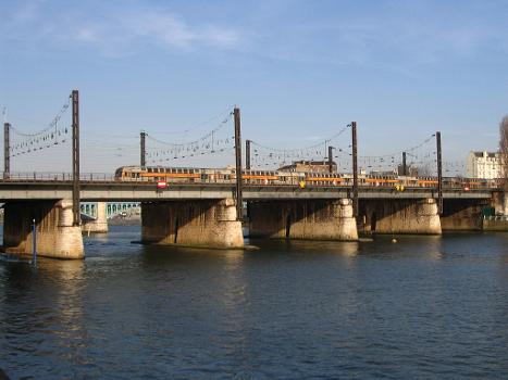 Le pont ferroviaire d'Asnières-sur-Seine, à quelques kilomètres de Paris-Saint-Lazare, dans les Hauts-de-Seine, France