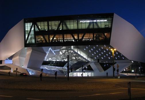 Haupteingang des neuen Porsche-Museums in Stuttgart