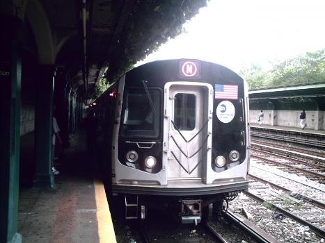 Coney Island-bound N train of R160Bs at Fort Hamilton Parkway