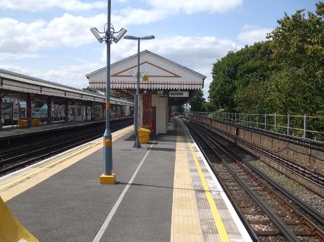 Ravenscourt Park tube station eastbound District line platform looking west:Although platforms are provided, Piccadilly line trains run fast through the station, using the centre pair of tracks.