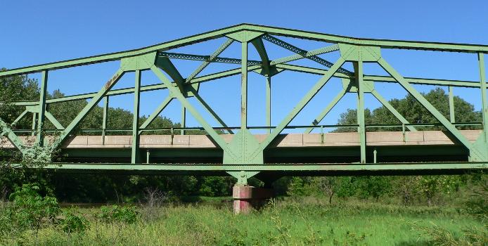 Red Cloud Bridge:Center section of Red Cloud Bridge, carrying U.S. Highway 281 across the Republican River south of Red Cloud, Nebraska; seen from the east (downstream). The continuous truss bridge was built in 1935; it is listed in the National Register of Historic Places.