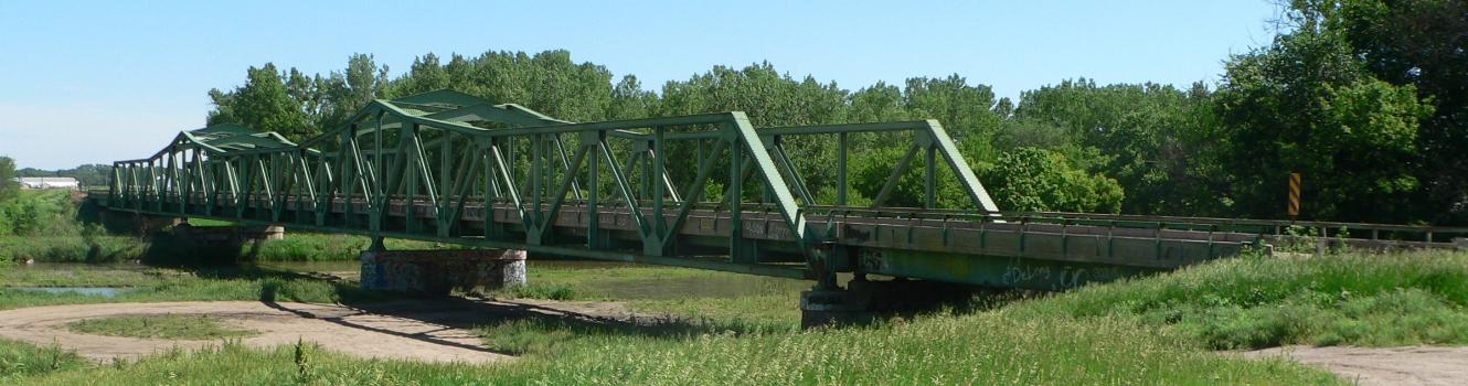 Red Cloud Bridge:Red Cloud Bridge, carrying U.S. Highway 281 across the Republican River south of Red Cloud, Nebraska; seen from the southwest (downstream is east). The continuous truss bridge was built in 1935; it is listed in the National Register of Historic Places.