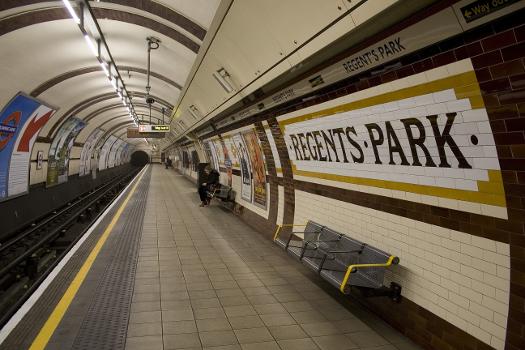Regent's Park tube station platform