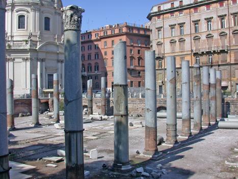 Colonnade restante de la Basilique Ulpia - Rome