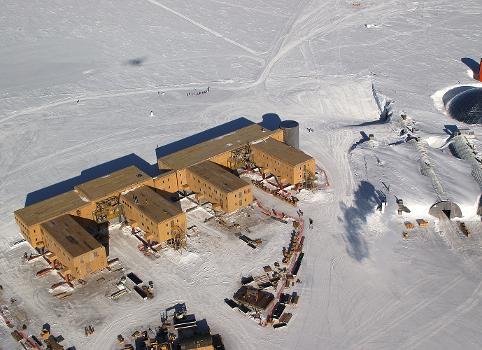 Amundsen-Scott South Pole Station.(photographer: Bill Henriksen)