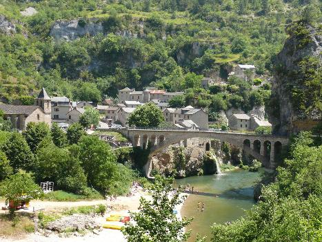Saint-Chély-du-Tarn - Vue d'ensemble du village avec le pont permettant d'y accéder