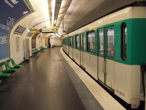 Saint-Georges, platform and train