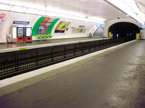 Quais de la station Saint-Sulpice du métro de Paris (vue en direction de Porte de Clignancourt)