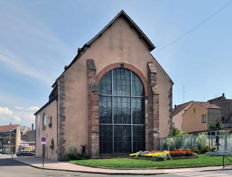 Sarrebourg, département de la Moselle, chapelle des cordeliers au centre-ville, ancienne église franciscaine, aujourd'hui musée:L'ouverture côté ouest fut fermée à l'aide d'un vitrail dessiné par Marc Chagall et livré en 1976. Le vitrail est haut de 12 m, il est large de 7,50 m.