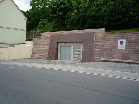 Schottenbergtunnel - Der östliche Ausgang des Rettungstunnels des Schottenbergtunnels mit Rettungsplatz