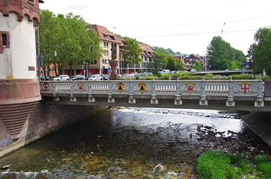Schwabentorbrücke:Das schmiedeeiserne Geländer der Vorgängerbrücke, im Hintergrund die Leo-Wohleb-Brücke