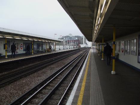 Shepherd's Bush Market tube station looking eastbound:Note satellite dishes at BBC Televsion Centre in the distance.