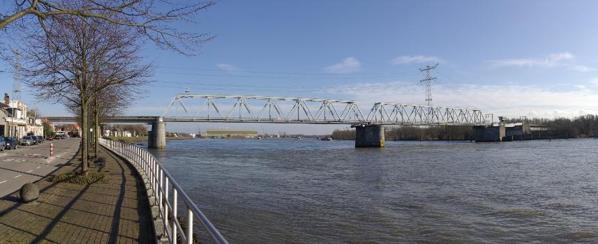 Baanhoekbrug:Railway bridge between Dordrecht and Sliedrecht, the Netherlands.