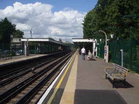 Snaresbrook station looking north ("eastbound"):A westbound train can be seen arriving