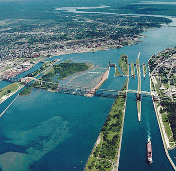 Vue aérienne des Écluses du Sault sur la rivière Sainte-Marie, à la frontière américano-canadienne ; ces écluses permettent de franchir le Sault-Sainte-Marie et ainsi de joindre le lac Supérieur au lac Huron