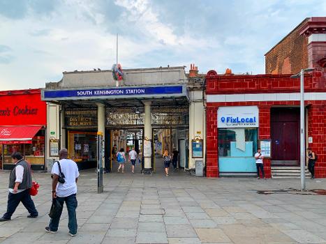 Eingang zur Tube-Station South Kensington durch das Stationsgebäude der Metropolitan &amp; District Railway, rechts der Eingang der Piccadilly tube