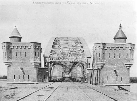Brückentürme der Eisenbahnbrücke Nimwegen
