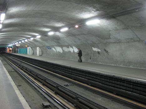 La station de métro parisien Saint-Mandé en cours de rénovation. Les piédroits sont prêts à recevoir le carrelage neuf.