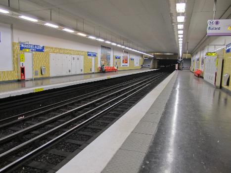 Station Maisons-Alfort - Stade. Ligne 8 du métro de Paris - Paris, France