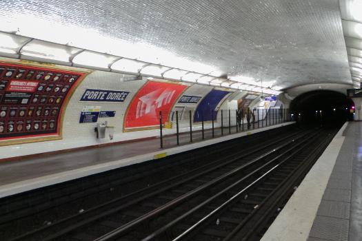 Station de métro Porte Dorée, ligne 8 du métro de Paris - Paris, France
