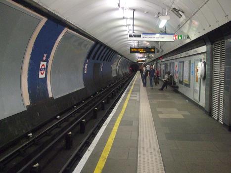 Stockwell tube station Northern line northbound platform looking south