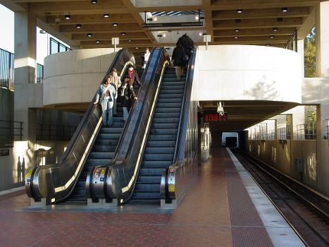 Suitland station, facing outbound direction, showing the mezzanine