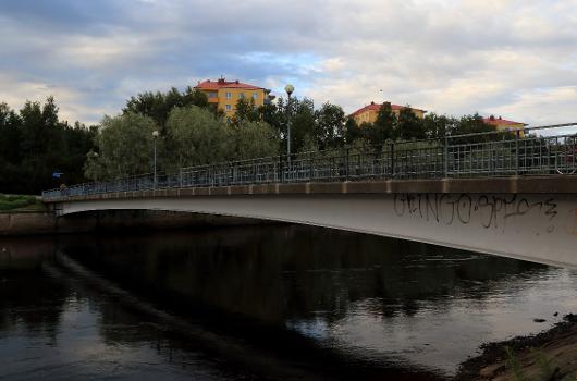 The pedestrian and bicycle bridge connecting Toivoniemi with Tuira is one of the Tervaporvari bridges in Oulu : The bridge was completed in 1985
