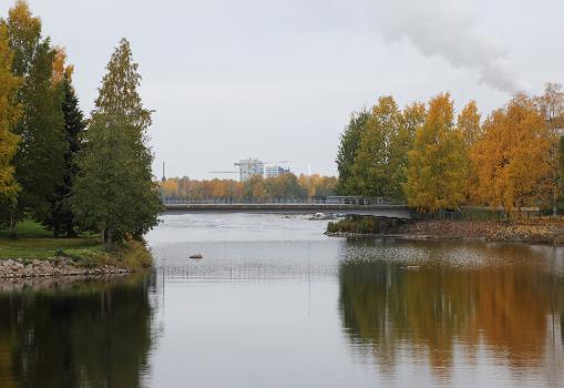 The pedestrian and bicycle bridge over the Tuiranväylä water way in Oulu
