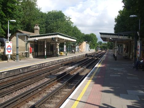 Totteridge &amp; Whetstone tube station looking north