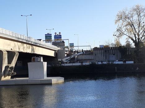 Travaux de construction de la passerelle pour vélos et piétons doublant le pont de Nogent en 2021