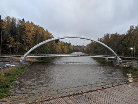 Tulvaniitynsilta bridge over the Vantaa river, Helsinki, Finland; photographed from the old railway bridge (Maaherrantien silta)