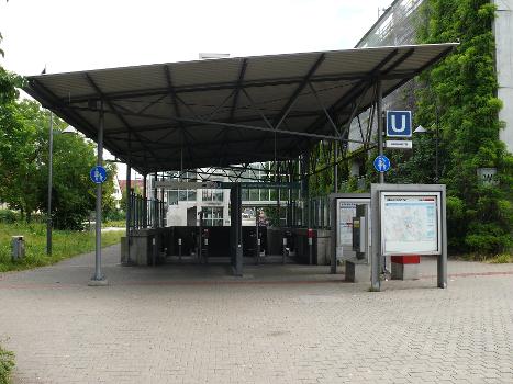 Zugang an der Oberfläche zum U-Bahnhof Herrnhütte in Nürnberg.