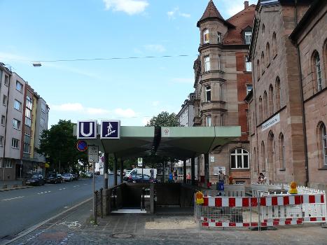Zugang an der Oberfläche am U-Bahnhof Schweinau in Nürnberg