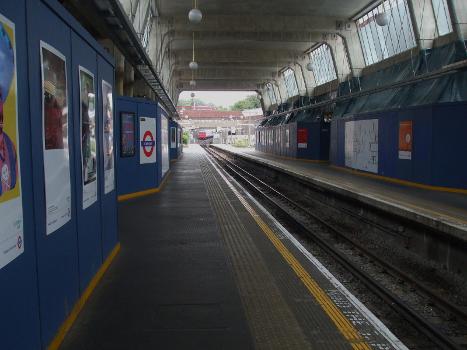 Uxbridge tube station centre track served by platforms 2 and 3, looking east : Platform 2 side not in use during refurbishment