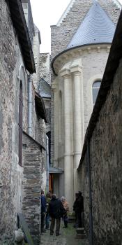 Venelle entre de l'église de la Trinité et l'abbaye du Ronceray à Angers:Maçonnerie schiste, colonnes, entourage des fenêtres et corniche en tuffeau