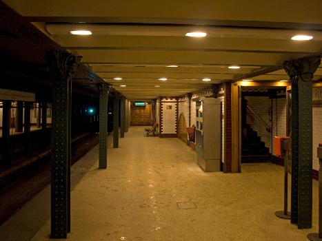 Metrobahnhof Vörösmarty utca