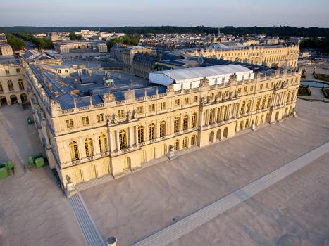 Vue aérienne du corps central du château de Versailles en France