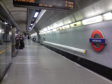 Jubilee line platforms @ Waterloo station