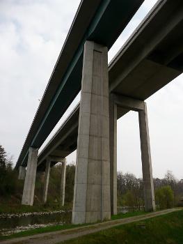 Weinlandbrücken über die Thur bei Andelfingen im Kanton Zürich/Schweiz : Links Brücke der Hauptstrasse 15, rechts Brücke der A4.
