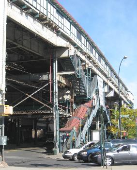 Looking north at eastern stair of en:West Farms Square–East Tremont Avenue (IRT White Plains Road Line) on a sunny late morning