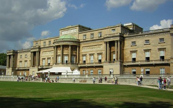 West fa&ccedil;ade of Buckingham Palace, seen from the gardens.