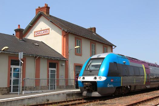 Un TER assuré par un X 76500 (XGC) et se dirigeant vers Saint-Gilles-Croix-de-Vie en gare de Challans
