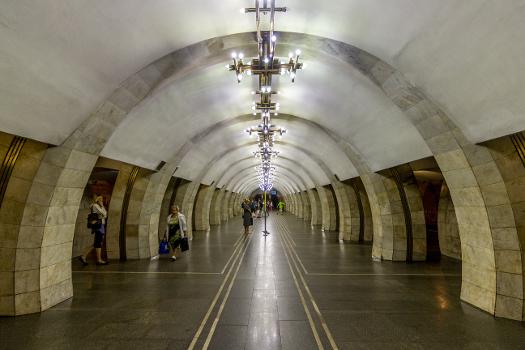 Metrobahnhof Lybidska