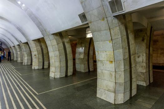 Metrobahnhof Lybidska