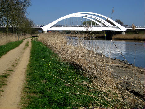 Pont de l'A 20 sur le canal de l'Elbe à Lübeck