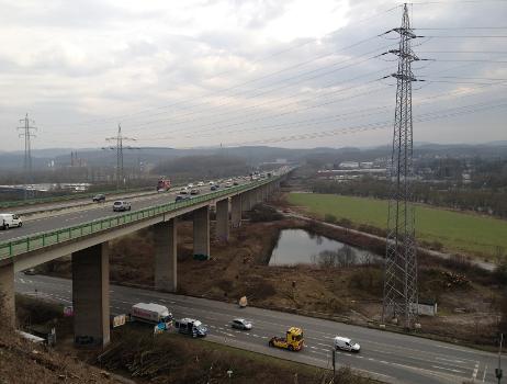 Lennetalbrücke der A 45, Blick vom Rastplatz Kahlenberg in Richtung Süden entlang der Brücke, zwei 110-kV-Freileitungen (Enervie) kreuzen die Brücke