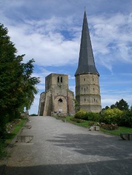 Abbaye Saint-Winoc avec sa Tour "pointue" et sa "Tour carrée", autrefois appelée "Tour bleue" à cause de sa haute toiture d'ardoise.