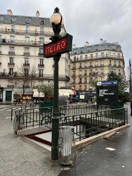 Accès de la station de métro Guy Môquet, avenue de Saint-Ouen, Paris